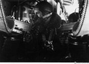 6_Interno di un aereo durante un'incursione su Cipro nell'autunno-inverno 1941.jpg