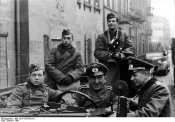 Bundesarchiv_Bild_101I-133-0703-33,_Polen,_Ghetto_Litzmannstadt,_deutsche_PK-Soldaten.jpg