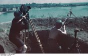 Bundesarchiv_N_1603_Bild-042,_Konstanza,_Soldat_an_Flak-MG_neben_Filmberichter.jpg