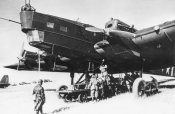 Подвешивание автомобиля-пикапа под самолёт ТБ-3 на киевских манёврах, 1935г.jpg