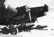 Киевские манёвры 1935г Самолёты ТБ-3 готовят к вылету с десантом На внешней подвеске закреплён а.jpg