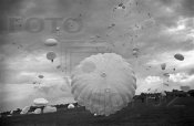 Парашютный десант   Киевские военные маневры 1935.jpg