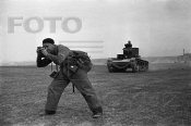 Фотограф Иван Шагин на съемке на Киевских военных маневрах.jpg