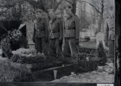 На могилі Коновальця (Ярема Бабій).jpg