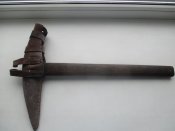 Кирка в кожаном чехле (не коп).