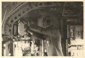 Navigator am Peilgerat G 5 im Horsaal von Flugzeug Junkers Ju 52.jpg