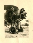 Mechaniker Reparieren Schulflugzeug.JPG