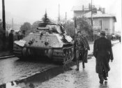 Ruská osvobozenecká armáda generála Vlasova na snímku u radotínského nádraží, rok 1945..jpg