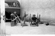 Bundesarchiv_Bild_101I-304-0635-38,_Italien,_FallschirmjГ¤ger_mit_Granatwerfer.jpg