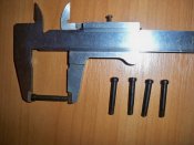 Соединительный винт бакелитовых накладок пистолета Р-38.