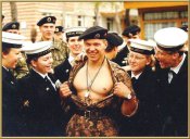 морпех пугает иностранных телок мышцой.jpeg