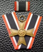 Крест Военных Заслуг II класса без мечей с родной лентой и фельдшпангой.