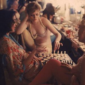 Танцовщицы нью–йоркского клуба LQ играют в шахматы в перерыве .Фото LIFE. 22.12.1958