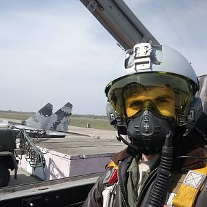 військові льотчики бригади тактичної авіації випробовують нові французькі шоломи LA 100