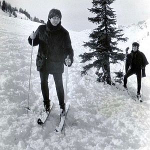 Пол Маккартни и Джон Леннон катаются на лыжах в Австрии, 1965 год.