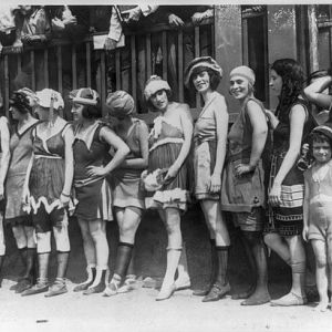 14.08.1908 в Фолкстоне (Англия) проведён первый международный конкурс красоты.