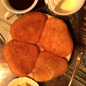 Сырники, кофе, сметана, мед.