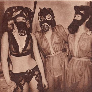 Девушки The Windmill Girls в противогазах, Лондон, 1941 рік