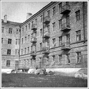Двор дома начсостава (ДНС) в Каменце - улица Шевченко, дом № 15 в 1950-е.