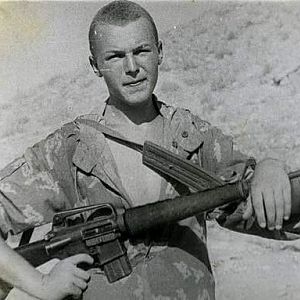 Сов.солдат в Афганистане с трофейным м -16