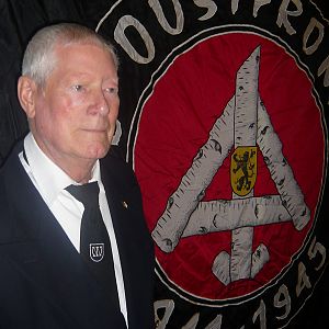 Pauli Toon vor der Fahne