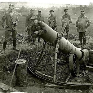 Немецкие артиллеристы дурачатся , 1915 год.