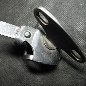 585