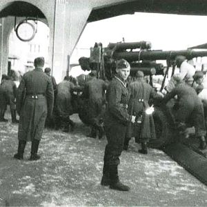 Розвантаження Flak-18 на першій колії київського вокзалу, 1942