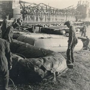 Підготовка к зведенню понтонного моста через Дніпро, вересень 1941
