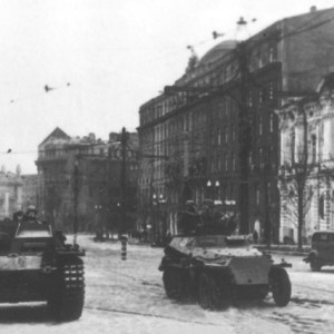 Гитлеровские самоходные орудия на одной из улиц города Харьк.jpg