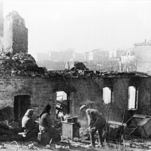 Жители возвращаются в освобожденный Смоленск. Сентябрь 1943 .jpg