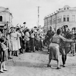 Жители Орла встречают воинов Красной Армии. 5 августа 1943 г.jpg