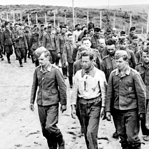 Колонна пленных немцев в районе Курска. 1943 г..jpg