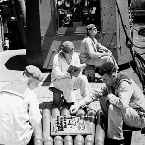 Моряки в минуты отдыха. Борт крейсера Красный Кавказ, 1943 г.jpg
