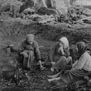 На пепелище родного дома. Смоленская область, октябрь 1943 г.jpg