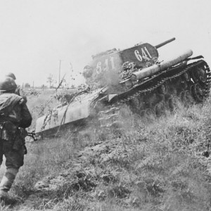 Пехота под прикрытием танка идет в атаку. 1943 г..jpg