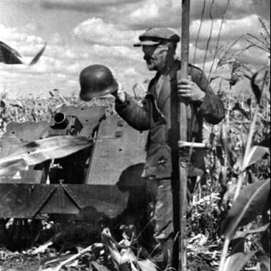 Поле битвы становится полем жатвы. Украина, 1943 г..jpg