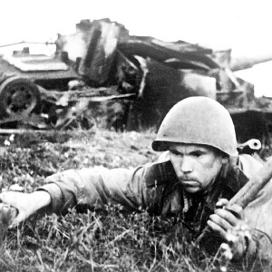 Сапер обезвреживает немецкие мины. Лето 1943 г..jpg