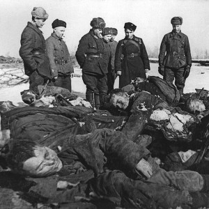 Трупы замученных гитлеровцами пленных красноармейцев. Окрест.jpg