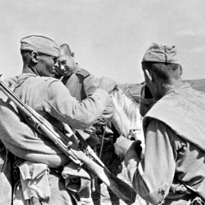 Усталые бойцы у колодца. 1943 г..jpg