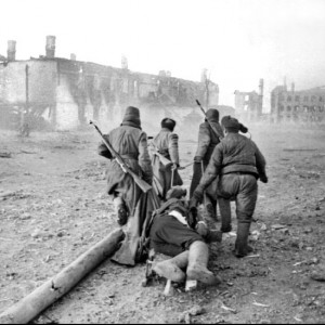 Эвакуация раненого бойца с поля боя. Район Великих Лук, 1943.jpg