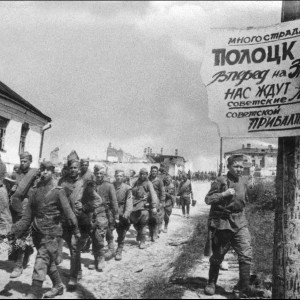 Воины 90-й Гвардейской стрелковой дивизии на улицах освобожд.jpg