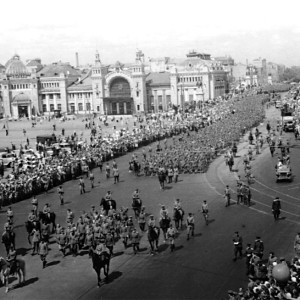 Колонна пленных немецких генералов, офицеров и солдат проход.jpg