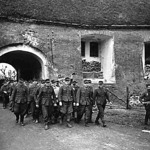 Конвоирование немецких военнопленных. Прибалтика, 1944 г..jpg