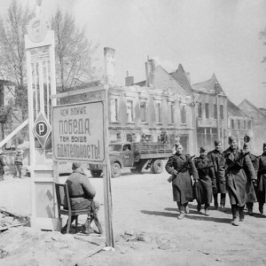 Красноармейцы в освобожденном Полоцке. Июль 1944 г..jpg