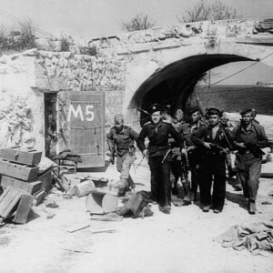 Краснофлотцы в освобожденном Севастополе. 9 мая 1944 г..jpg
