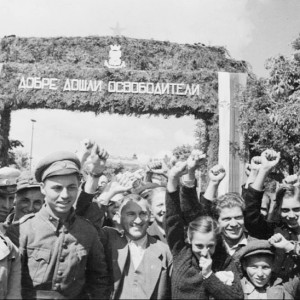 Население Болгарии приветствует приход частей Советской Арми.jpg
