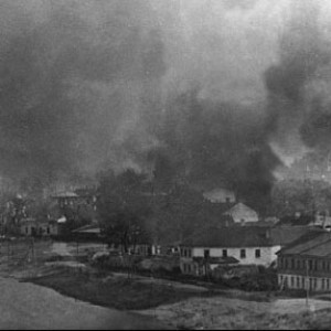 Подожженный немцами Псков. 1944 г..jpg