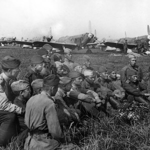 Политинформация на полевом аэродроме. 1944 г..jpg