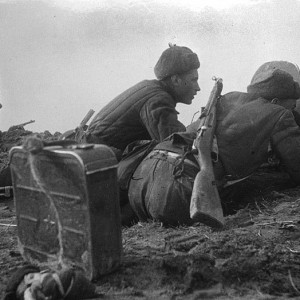 Пулеметный расчет на боевой позиции. Прибалтийский фронт..jpg